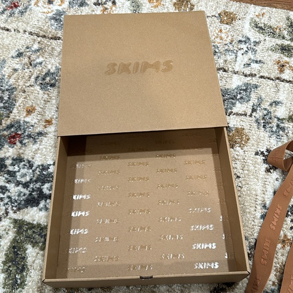 SKIMS LARGE GIFT BOX WITH RIBBON NEW - Picture 5 of 6